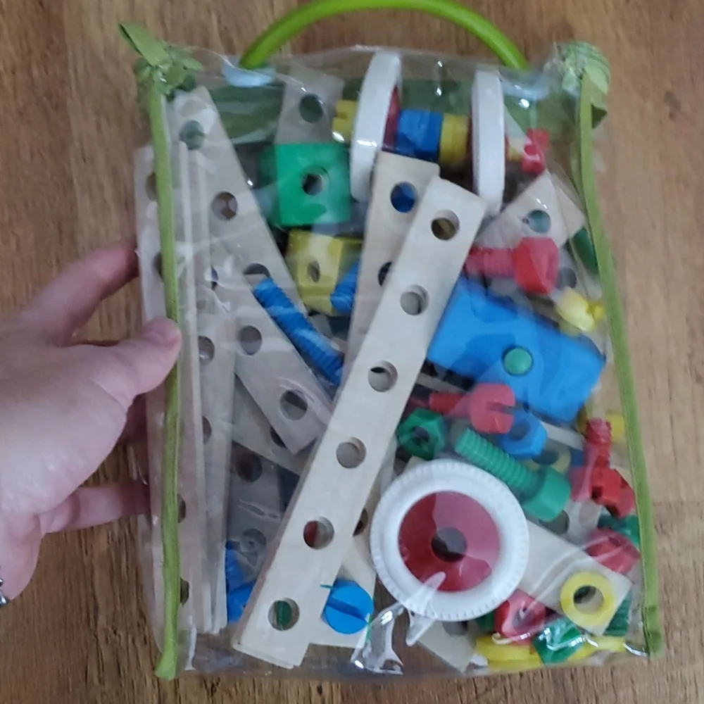 Bag of wooden screws/boards‎